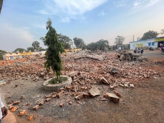 50 साल से अधिक पुरानी कसेरपारा स्कूल की बिल्डिंग हुई धराशायी, कलेक्टर के आदेश के बाद तोड़ी गई 1 1669727139135 2 kshititech