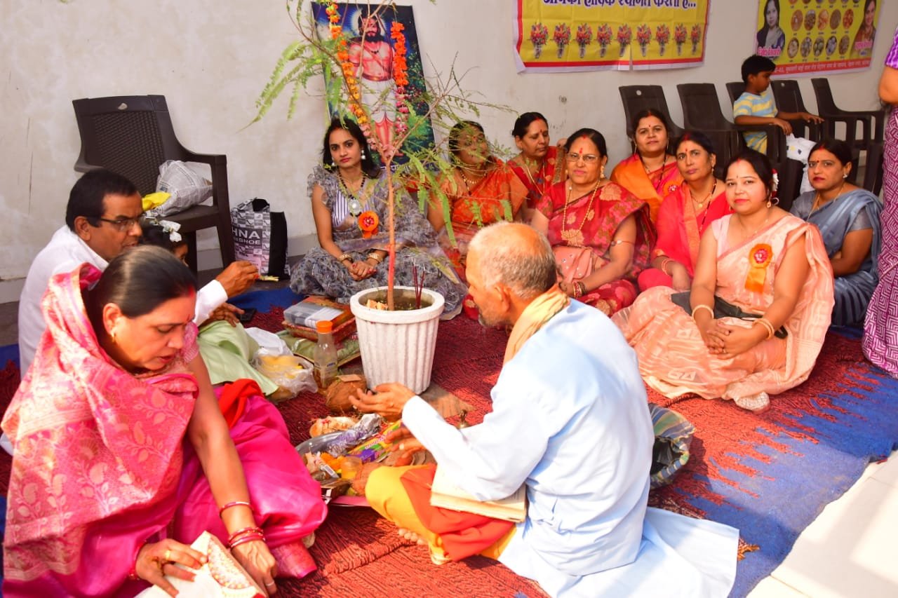 अखंड ब्राम्हण समाज की महिलाओं ने श्रद्धापूर्वक मनाया आंवला नवमी का पर्व 1 IMG 20221106 WA0028 kshititech