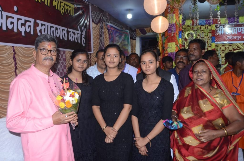 नवधा रामायण में पहुंचे डॉ महंत, केक काटकर मनाया गया सांसद का जन्मदिन, भवानी सिंह ठाकुर के परिजनों ने किया आत्मीय स्वागत 2 IMG 20221120 WA0009 kshititech