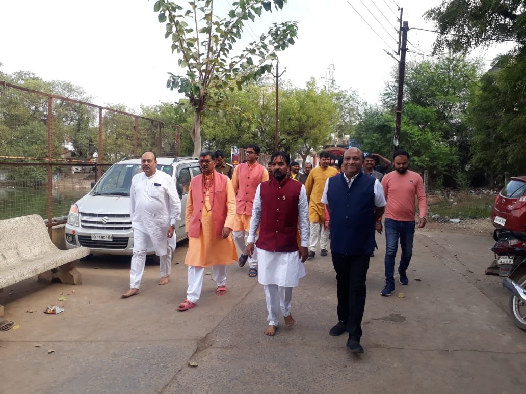 महंत समर्थक पप्पू के नेतृत्व में नवापाराखुर्द में केक काटकर मनाया विधानसभा अध्यक्ष का जन्मदिन, महामाया मंदिर में 68 अखंड ज्योति प्रज्ज्वलित 1 IMG 20221213 WA0021 1 kshititech