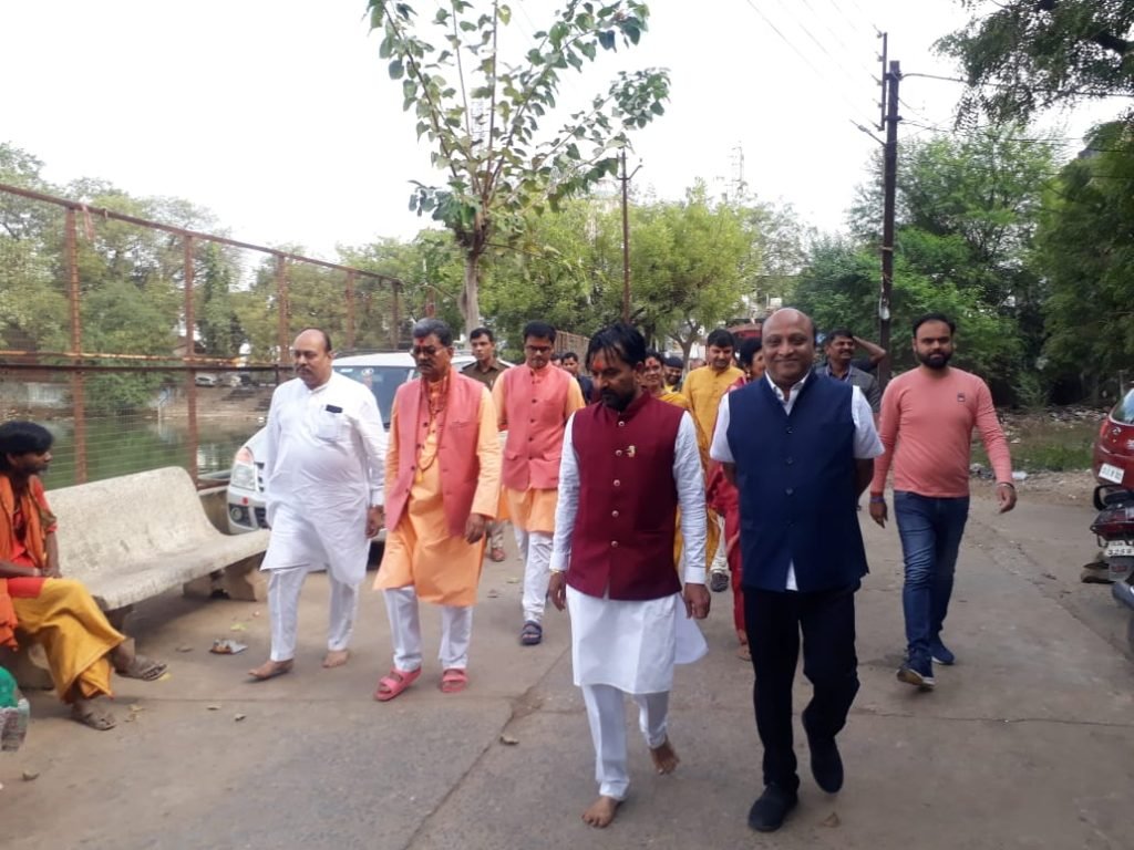 महंत समर्थक पप्पू के नेतृत्व में नवापाराखुर्द में केक काटकर मनाया विधानसभा अध्यक्ष का जन्मदिन, महामाया मंदिर में 68 अखंड ज्योति प्रज्ज्वलित 3 IMG 20221213 WA0023 kshititech