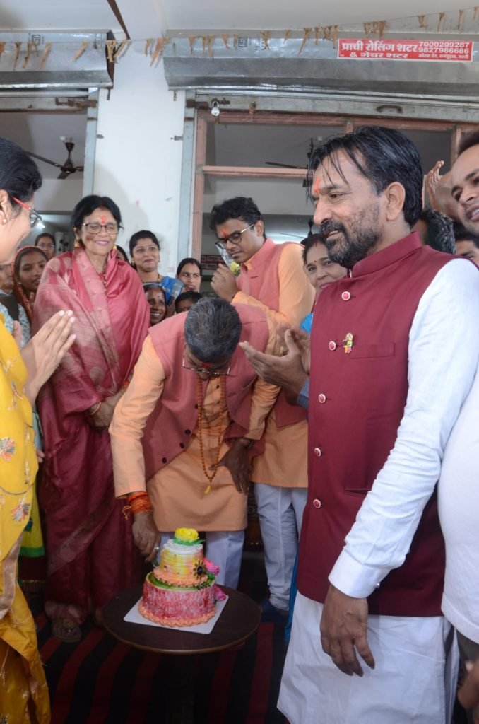 अमीरचंद अग्रवाल भुरू ने युवा नेताओं व ग्रामीणों की मौजूदगी में डॉ महंत के परिवार के साथ मनाया जन्मदिन, काटा केक, जताया आभार 2 IMG 20221214 WA0000 kshititech
