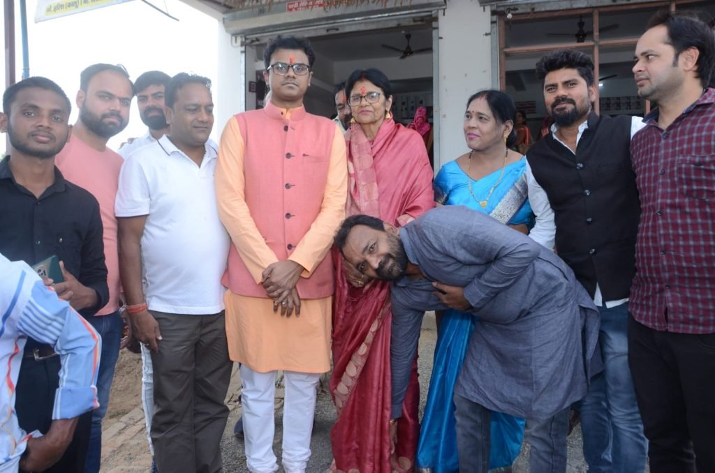 अमीरचंद अग्रवाल भुरू ने युवा नेताओं व ग्रामीणों की मौजूदगी में डॉ महंत के परिवार के साथ मनाया जन्मदिन, काटा केक, जताया आभार 4 IMG 20221214 WA0001 kshititech