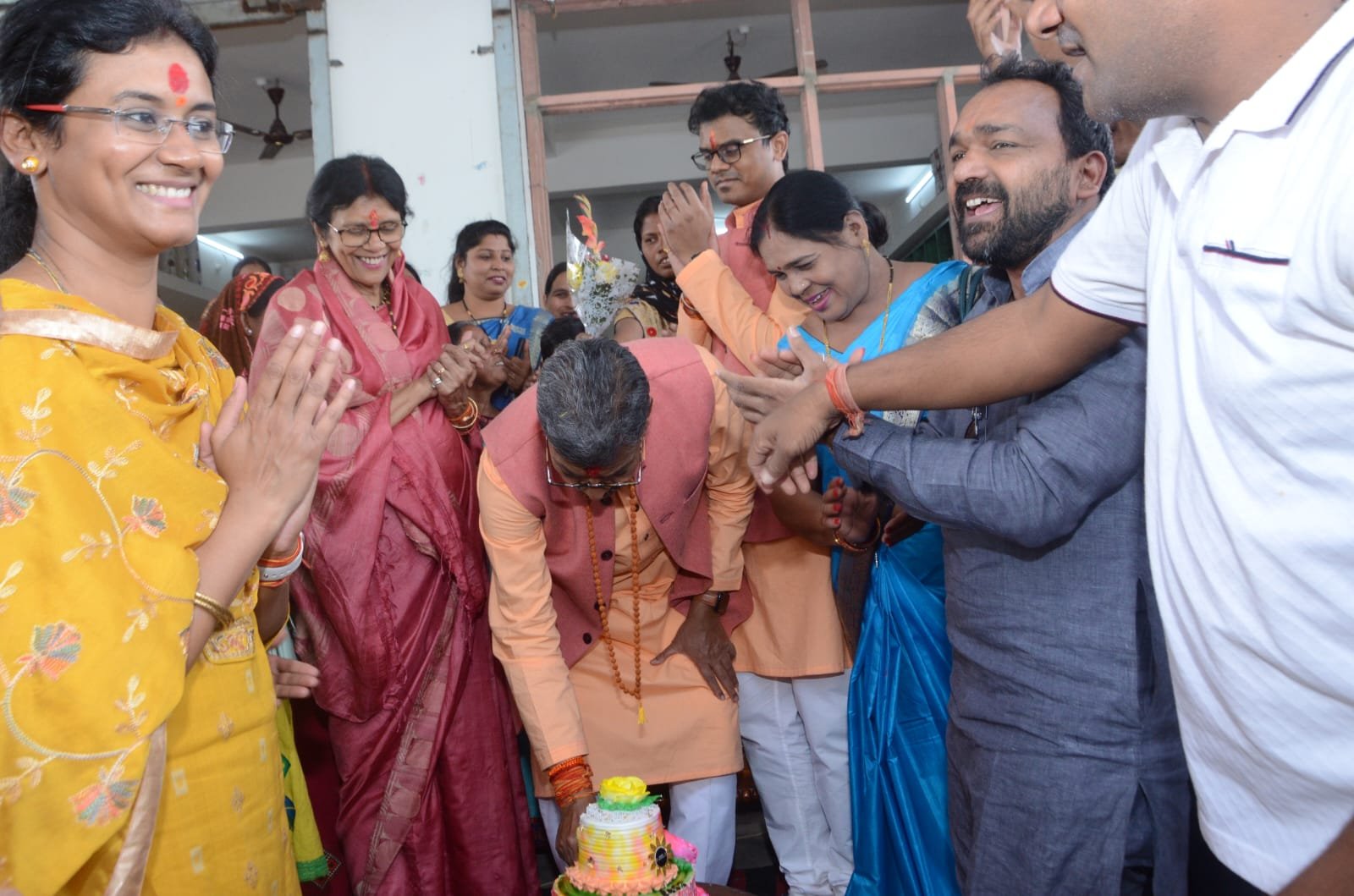 अमीरचंद अग्रवाल भुरू ने युवा नेताओं व ग्रामीणों की मौजूदगी में डॉ महंत के परिवार के साथ मनाया जन्मदिन, काटा केक, जताया आभार 1 IMG 20221214 WA0002 kshititech