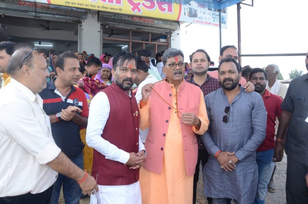 अमीरचंद अग्रवाल भुरू ने युवा नेताओं व ग्रामीणों की मौजूदगी में डॉ महंत के परिवार के साथ मनाया जन्मदिन, काटा केक, जताया आभार 3 IMG 20221214 WA0003 kshititech