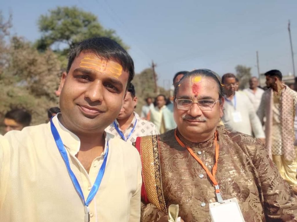 1100 पंडितों की अगुवाई में रविवार को मथुरा की बैण्ड पार्टी, कर्मा पार्टी के साथ हजारो भक्तों ने धूमधाम से निकाली बाराद्वार में भब्य कलश शोभायात्रा 5 IMG 20221226 WA0003 kshititech
