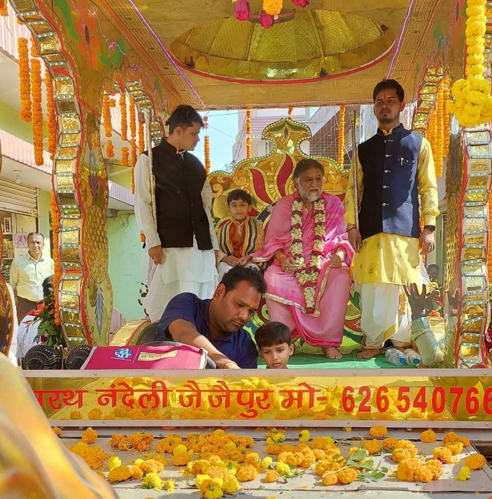 1100 पंडितों की अगुवाई में रविवार को मथुरा की बैण्ड पार्टी, कर्मा पार्टी के साथ हजारो भक्तों ने धूमधाम से निकाली बाराद्वार में भब्य कलश शोभायात्रा 7 IMG 20221226 WA0004 kshititech