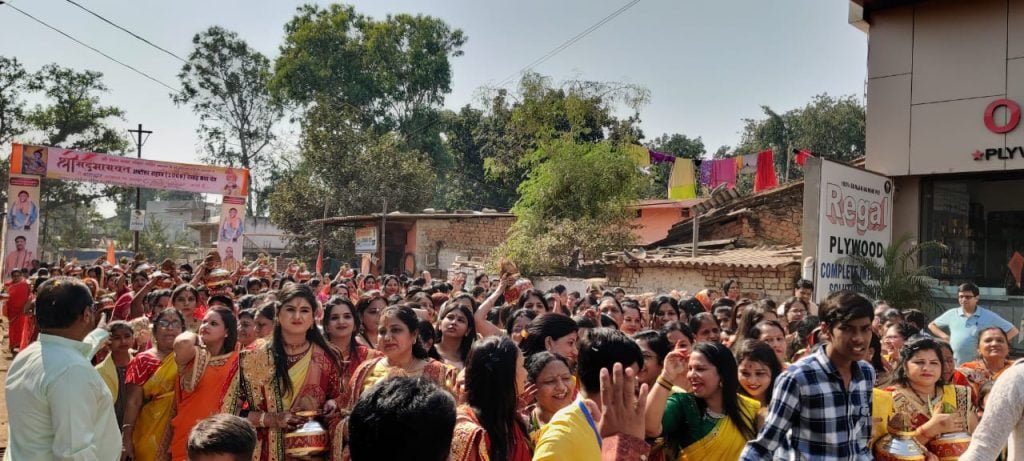 1100 पंडितों की अगुवाई में रविवार को मथुरा की बैण्ड पार्टी, कर्मा पार्टी के साथ हजारो भक्तों ने धूमधाम से निकाली बाराद्वार में भब्य कलश शोभायात्रा 4 IMG 20221226 WA0005 kshititech