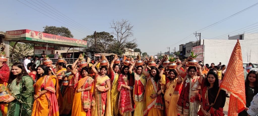 1100 पंडितों की अगुवाई में रविवार को मथुरा की बैण्ड पार्टी, कर्मा पार्टी के साथ हजारो भक्तों ने धूमधाम से निकाली बाराद्वार में भब्य कलश शोभायात्रा 2 IMG 20221226 WA0007 kshititech