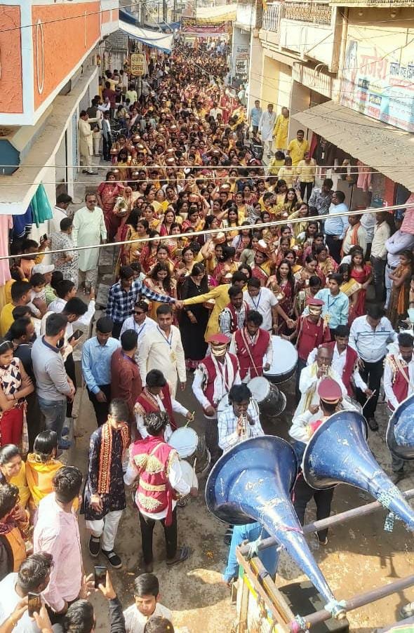 1100 पंडितों की अगुवाई में रविवार को मथुरा की बैण्ड पार्टी, कर्मा पार्टी के साथ हजारो भक्तों ने धूमधाम से निकाली बाराद्वार में भब्य कलश शोभायात्रा 3 IMG 20221226 WA0008 kshititech