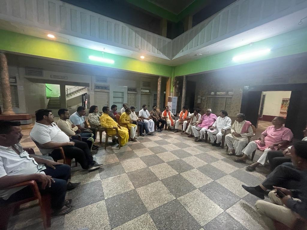 सक्ती सर्व ब्राह्मण समाज की बैठक में बड़ी घोषणा, समाज के अध्यक्ष दिगंबर प्रसाद चौबे ने परशुराम भवन के निर्माण के लिए भूमि दान करने की घोषणा, धूमधाम से 22 अप्रैल को मनाया जाएगा भगवान परशुराम का जन्मोत्सव, भव्य शोभायात्रा निकलेगी, तैयारियों को लेकर हुए कई निर्णय 2 IMG 20230402 WA0009 kshititech