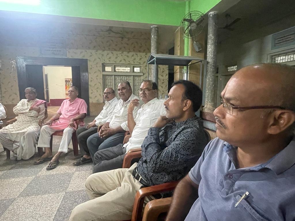 सक्ती सर्व ब्राह्मण समाज की बैठक में बड़ी घोषणा, समाज के अध्यक्ष दिगंबर प्रसाद चौबे ने परशुराम भवन के निर्माण के लिए भूमि दान करने की घोषणा, धूमधाम से 22 अप्रैल को मनाया जाएगा भगवान परशुराम का जन्मोत्सव, भव्य शोभायात्रा निकलेगी, तैयारियों को लेकर हुए कई निर्णय 4 IMG 20230402 WA0011 kshititech