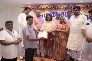 कलाकारों का अद्भुत प्रदर्शन, सक्ती के कलाकारों का जलवा, कहा - कला पैसों की मोहताज नहीं होती, सम्मान मिलना बड़ी बात होती है, एकता पत्रकार संघ के आयोजन को सराहा नगरवासियों ने, कला, मेहनत और प्रतिभा का हुआ सम्मान 40 IMG 20230417 WA0005 kshititech