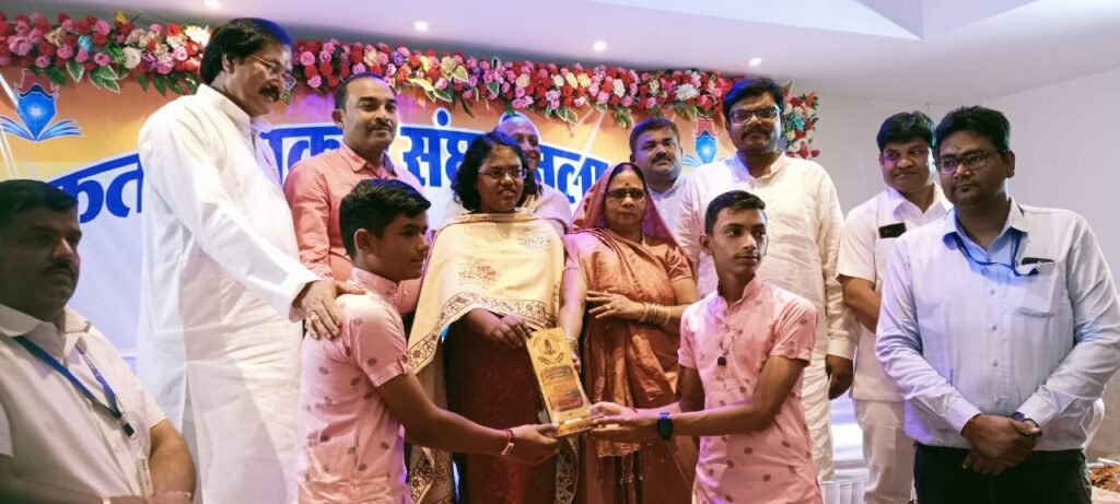 कलाकारों का अद्भुत प्रदर्शन, सक्ती के कलाकारों का जलवा, कहा - कला पैसों की मोहताज नहीं होती, सम्मान मिलना बड़ी बात होती है, एकता पत्रकार संघ के आयोजन को सराहा नगरवासियों ने, कला, मेहनत और प्रतिभा का हुआ सम्मान 36 IMG 20230417 WA0045 kshititech
