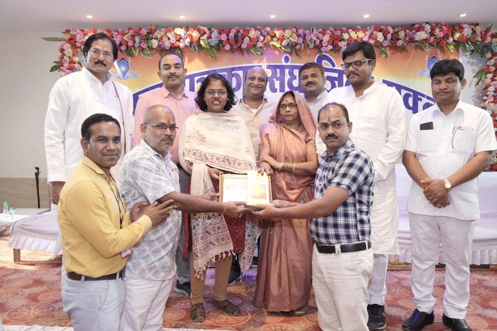 कलाकारों का अद्भुत प्रदर्शन, सक्ती के कलाकारों का जलवा, कहा - कला पैसों की मोहताज नहीं होती, सम्मान मिलना बड़ी बात होती है, एकता पत्रकार संघ के आयोजन को सराहा नगरवासियों ने, कला, मेहनत और प्रतिभा का हुआ सम्मान 31 IMG 20230417 WA0103 1 kshititech