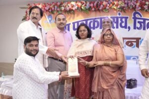 कलाकारों का अद्भुत प्रदर्शन, सक्ती के कलाकारों का जलवा, कहा - कला पैसों की मोहताज नहीं होती, सम्मान मिलना बड़ी बात होती है, एकता पत्रकार संघ के आयोजन को सराहा नगरवासियों ने, कला, मेहनत और प्रतिभा का हुआ सम्मान 26 IMG 20230417 WA0120 kshititech