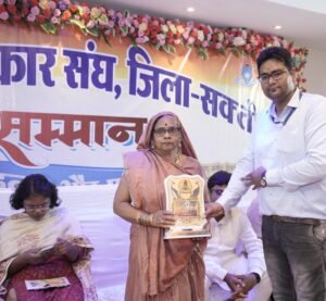 कलाकारों का अद्भुत प्रदर्शन, सक्ती के कलाकारों का जलवा, कहा - कला पैसों की मोहताज नहीं होती, सम्मान मिलना बड़ी बात होती है, एकता पत्रकार संघ के आयोजन को सराहा नगरवासियों ने, कला, मेहनत और प्रतिभा का हुआ सम्मान 21 IMG 20230417 WA0123 kshititech