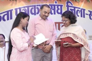 कलाकारों का अद्भुत प्रदर्शन, सक्ती के कलाकारों का जलवा, कहा - कला पैसों की मोहताज नहीं होती, सम्मान मिलना बड़ी बात होती है, एकता पत्रकार संघ के आयोजन को सराहा नगरवासियों ने, कला, मेहनत और प्रतिभा का हुआ सम्मान 22 IMG 20230417 WA0127 kshititech