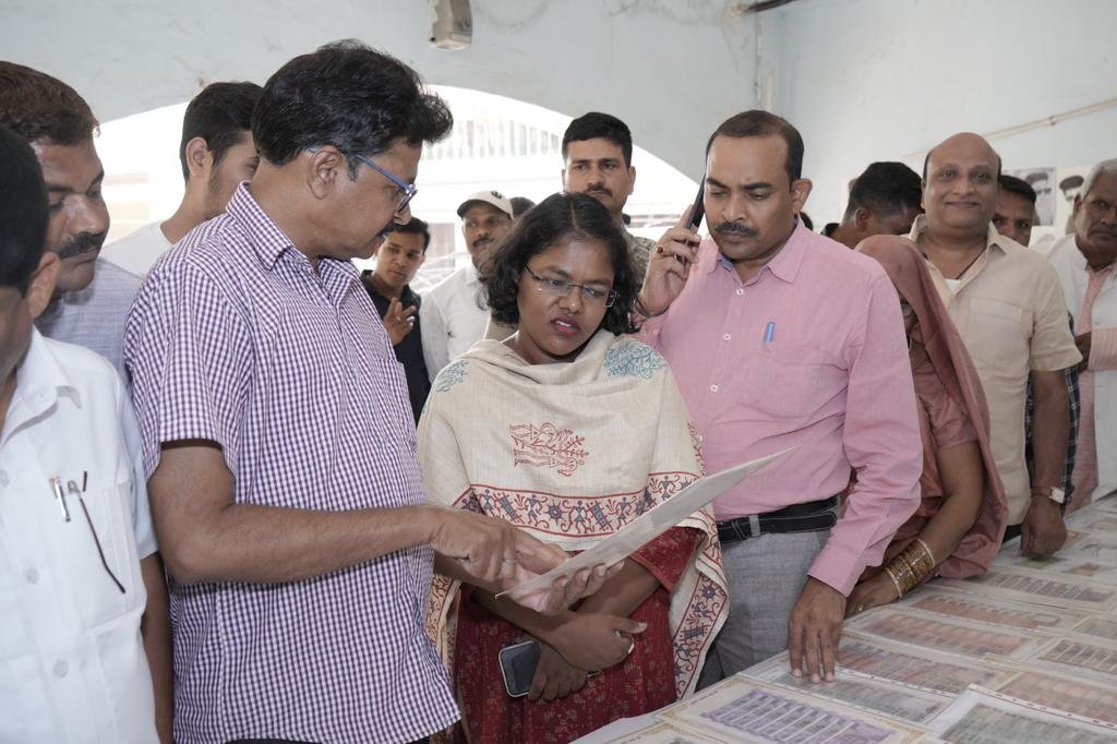 कलाकारों का अद्भुत प्रदर्शन, सक्ती के कलाकारों का जलवा, कहा - कला पैसों की मोहताज नहीं होती, सम्मान मिलना बड़ी बात होती है, एकता पत्रकार संघ के आयोजन को सराहा नगरवासियों ने, कला, मेहनत और प्रतिभा का हुआ सम्मान 10 IMG 20230417 WA0155 kshititech