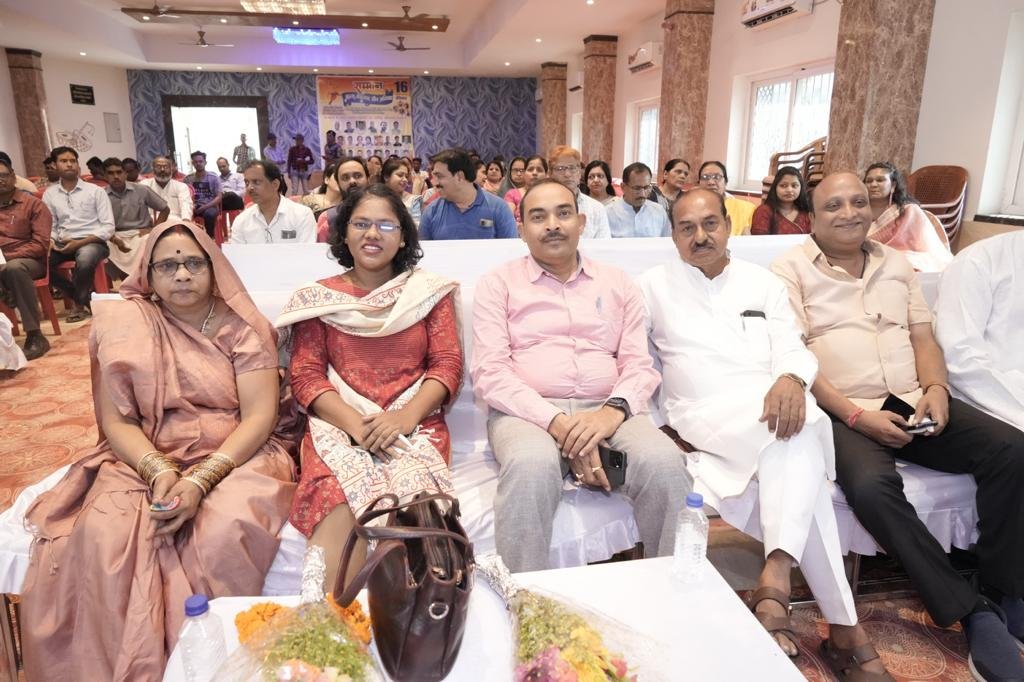 कलाकारों का अद्भुत प्रदर्शन, सक्ती के कलाकारों का जलवा, कहा - कला पैसों की मोहताज नहीं होती, सम्मान मिलना बड़ी बात होती है, एकता पत्रकार संघ के आयोजन को सराहा नगरवासियों ने, कला, मेहनत और प्रतिभा का हुआ सम्मान 2 IMG 20230417 WA0156 kshititech
