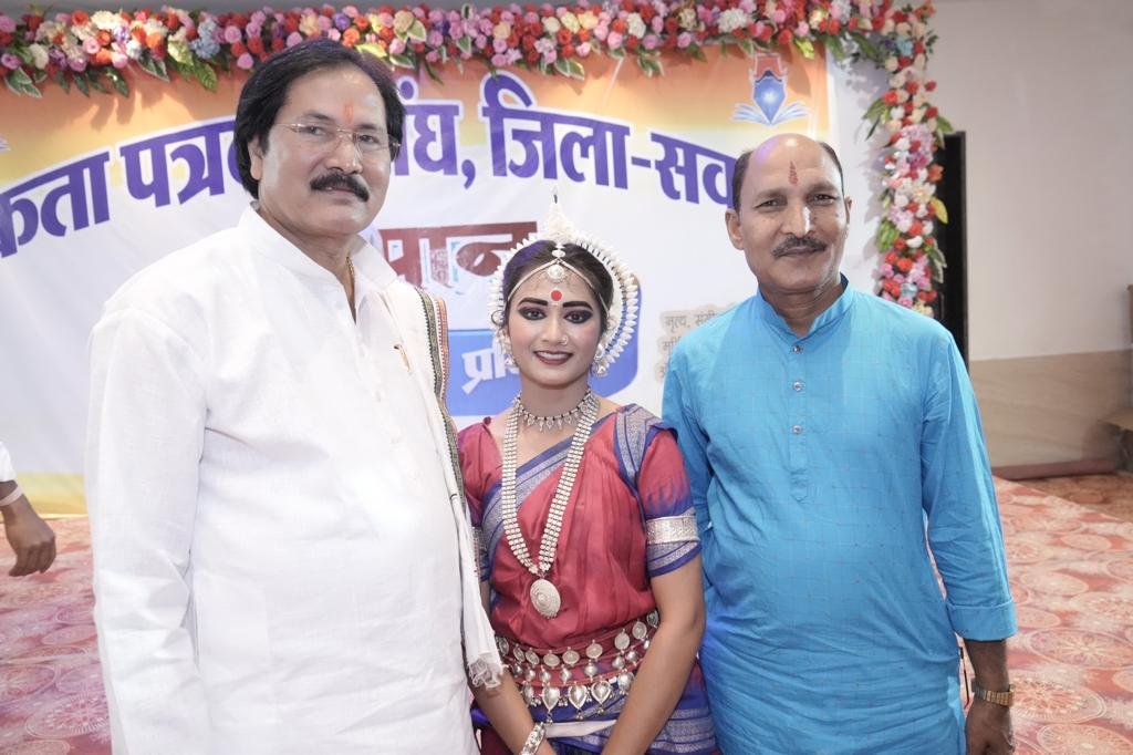 कलाकारों का अद्भुत प्रदर्शन, सक्ती के कलाकारों का जलवा, कहा - कला पैसों की मोहताज नहीं होती, सम्मान मिलना बड़ी बात होती है, एकता पत्रकार संघ के आयोजन को सराहा नगरवासियों ने, कला, मेहनत और प्रतिभा का हुआ सम्मान 11 IMG 20230417 WA0174 kshititech