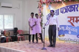 कलाकारों का अद्भुत प्रदर्शन, सक्ती के कलाकारों का जलवा, कहा - कला पैसों की मोहताज नहीं होती, सम्मान मिलना बड़ी बात होती है, एकता पत्रकार संघ के आयोजन को सराहा नगरवासियों ने, कला, मेहनत और प्रतिभा का हुआ सम्मान 13 IMG 20230417 WA0177 kshititech