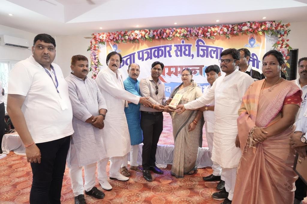 कलाकारों का अद्भुत प्रदर्शन, सक्ती के कलाकारों का जलवा, कहा - कला पैसों की मोहताज नहीं होती, सम्मान मिलना बड़ी बात होती है, एकता पत्रकार संघ के आयोजन को सराहा नगरवासियों ने, कला, मेहनत और प्रतिभा का हुआ सम्मान 3 IMG 20230417 WA0347 1 kshititech