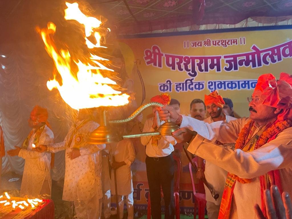बारिश की फुहारों के बीच आतिशबाजी के साथ निकली भगवान परशुराम की भव्य शोभायात्रा 2 IMG 20230423 WA0041 kshititech
