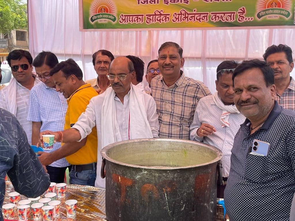 अग्रवाल सम्मेलन ने अग्रसेन चौक में राहगीरों को पिलाया शरबत, गर्मी से राहत देने की कोशिश 4 IMG 20230601 WA0005 kshititech