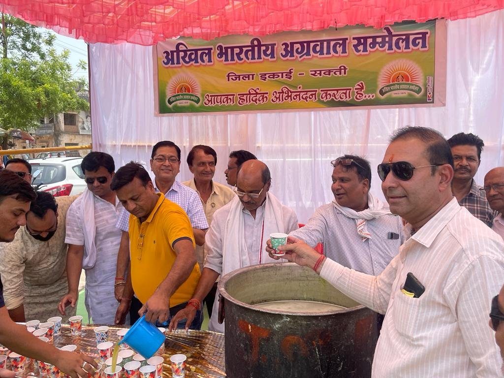 अग्रवाल सम्मेलन ने अग्रसेन चौक में राहगीरों को पिलाया शरबत, गर्मी से राहत देने की कोशिश 2 IMG 20230601 WA0007 kshititech