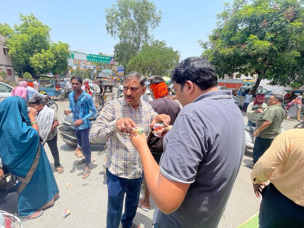 अग्रवाल सम्मेलन ने अग्रसेन चौक में राहगीरों को पिलाया शरबत, गर्मी से राहत देने की कोशिश 5 IMG 20230601 WA0008 kshititech