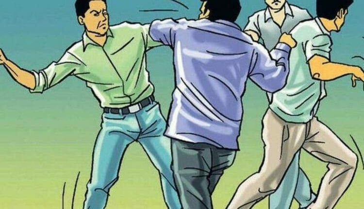 डीजे में गाना बदलना पड़ा भारी, हुई जमकर धुनाई, पीड़ित ने पत्नी के साथ थाने पहुंचकर लिखाई रिपोर्ट, सक्ती जिले की घटना 1 image search 1686470682654 kshititech