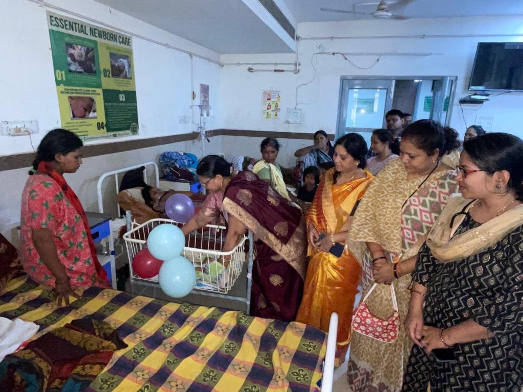 <em>स्व. बिसाहू दास महंत की पुण्यतिथि पर मातृत्व शिशु अस्पताल में नगर पालिका अध्यक्ष श्रीमती सुषमा त्रिलोकचंद जायसवाल ने प्रदत्त किए नवजात बच्चों को सुलाने वाले झूले, किया फल वितरण</em> 4 IMG 20230723 WA0005 kshititech