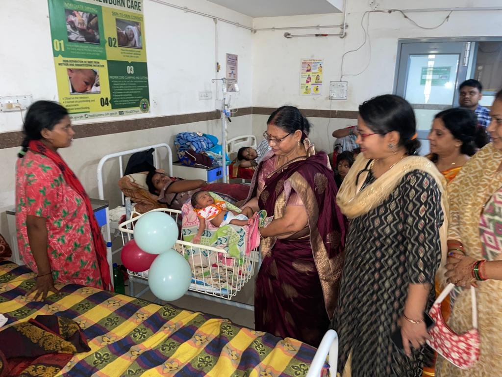 <em>स्व. बिसाहू दास महंत की पुण्यतिथि पर मातृत्व शिशु अस्पताल में नगर पालिका अध्यक्ष श्रीमती सुषमा त्रिलोकचंद जायसवाल ने प्रदत्त किए नवजात बच्चों को सुलाने वाले झूले, किया फल वितरण</em> 1 IMG 20230723 WA0006 kshititech