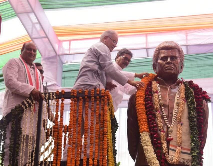 स्व.श्री बिसाहू दास महंत जी की 45 वीं पुण्यतिथि पर विधायक प्रतिनिधि नरेश गेवाडीन व रीना गेवाडीन ने किया नमन, कहा -उनके सपनों को पूरा कर रहे हैं विधानसभा अध्यक्ष डॉ चरण दास महंत 1 IMG 20230722 235518 1 kshititech