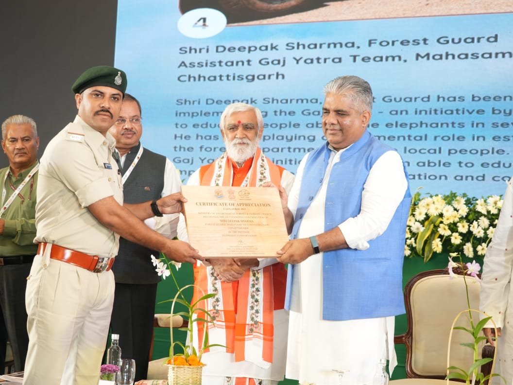 "कोशिश करने वालों की कभी हार नहीं होती"- सक्ती के बेटे दीपक शर्मा ने गर्व से किया सर ऊंचा, गज गौरव अवार्ड से केंद्रीय मंत्री ने भुवनेश्वर में किया सम्मानित 1 IMG 20230813 WA0004 kshititech