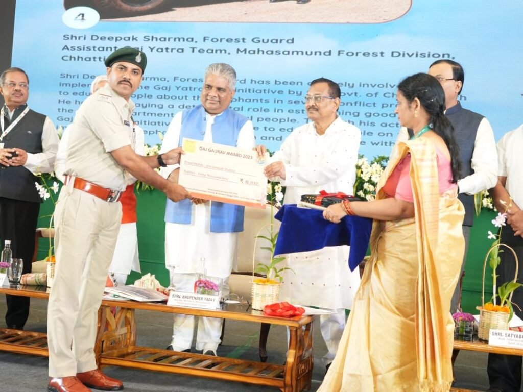 "कोशिश करने वालों की कभी हार नहीं होती"- सक्ती के बेटे दीपक शर्मा ने गर्व से किया सर ऊंचा, गज गौरव अवार्ड से केंद्रीय मंत्री ने भुवनेश्वर में किया सम्मानित 4 IMG 20230813 WA0007 kshititech