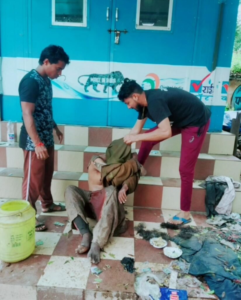 "मददगार" गौतम शर्मा समाजसेवा के क्षेत्र में अग्रणी कार्य करने के लिए जिला प्रशासन द्वारा सम्मानित, गौतम ने कहा - मददगार बनों, लोगों की आवाज बनों यही असली मानव सेवा 4 IMG 20230815 WA0030 kshititech
