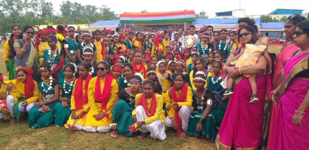 सेजेस कसेरपारा का शानदार प्रदर्शन, कर्मा नृत्य कर बनाया तीसरा स्थान, विद्यालय में शान से लहराया तिरंगा 4 IMG 20230815 WA0076 kshititech