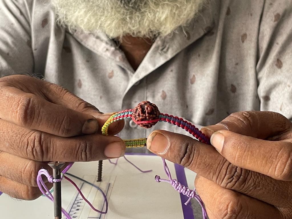 रुद्राक्ष वाली राखी की सक्ती में चर्चा, अमित तंबोली की स्वनिर्मित राखी ने लोगों का खींचा ध्यान, अनोखे कलाकार के रूप में लोहा मनवा रहे नगर के कलाकार अमित 3 IMG 20230820 WA0006 kshititech