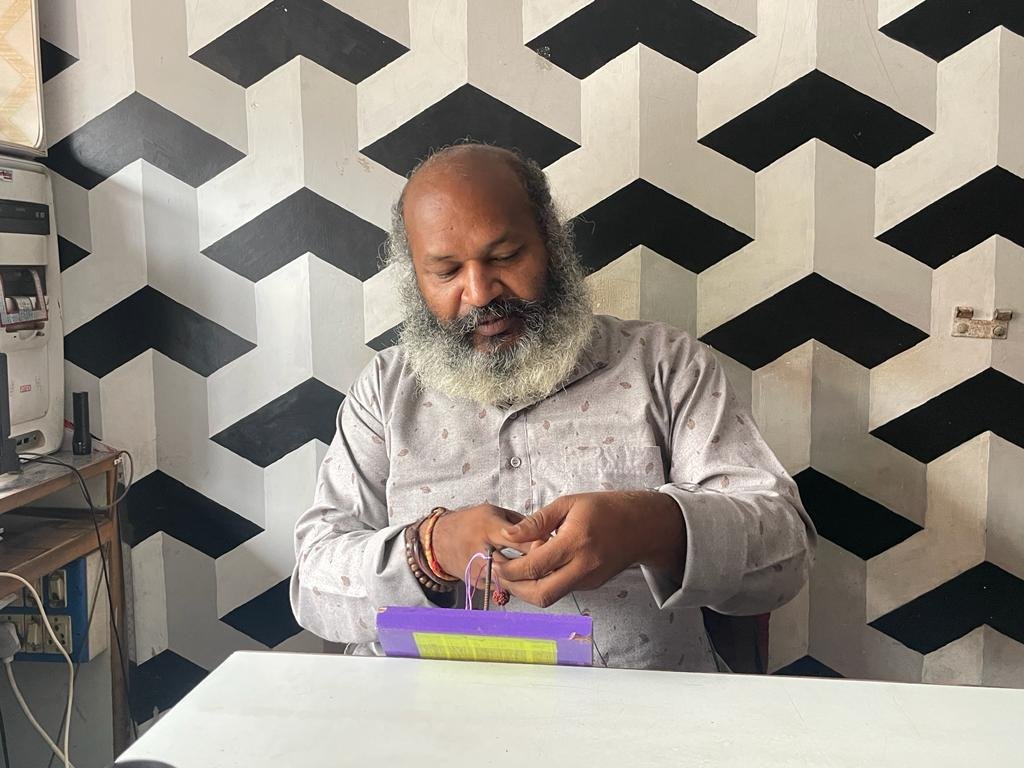 रुद्राक्ष वाली राखी की सक्ती में चर्चा, अमित तंबोली की स्वनिर्मित राखी ने लोगों का खींचा ध्यान, अनोखे कलाकार के रूप में लोहा मनवा रहे नगर के कलाकार अमित 1 IMG 20230820 WA0008 kshititech
