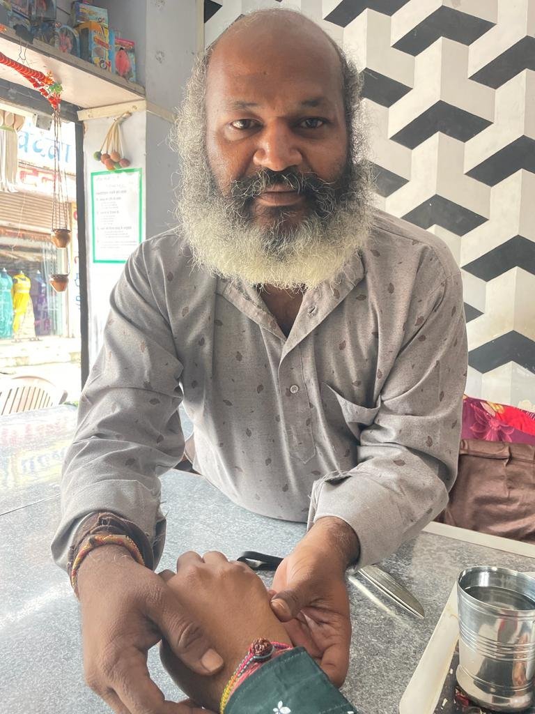 रुद्राक्ष वाली राखी की सक्ती में चर्चा, अमित तंबोली की स्वनिर्मित राखी ने लोगों का खींचा ध्यान, अनोखे कलाकार के रूप में लोहा मनवा रहे नगर के कलाकार अमित 5 IMG 20230820 WA0009 kshititech