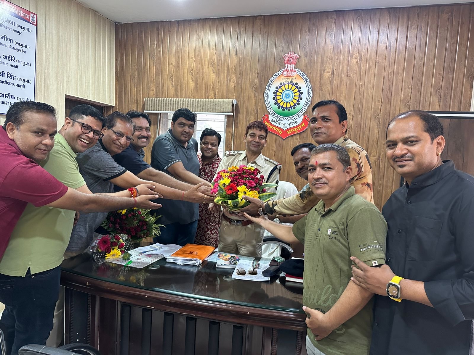 नए थाना प्रभारी विवेक शर्मा का स्वागत किया अग्रवाल सम्मेलन, चेंबर ऑफ कॉमर्स और मारवाड़ी युवा मंच के पदाधिकारियों ने 1 IMG 20230820 WA0024 kshititech