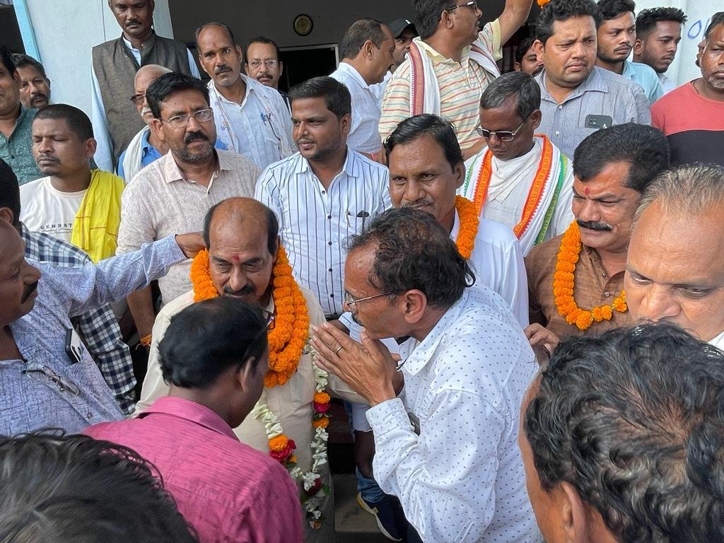 पूर्व कांग्रेस प्रत्याशी रहे राठौर समाज का प्रमुख चेहरा मनहरण राठौर ने कांग्रेस से टिकट मांगी, कहा जनता ने किया प्रेरित इसलिए चाहता हूं चुनाव लड़ना 4 IMG 20230822 WA0000 1 kshititech