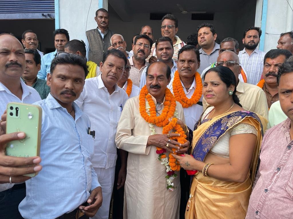 पूर्व कांग्रेस प्रत्याशी रहे राठौर समाज का प्रमुख चेहरा मनहरण राठौर ने कांग्रेस से टिकट मांगी, कहा जनता ने किया प्रेरित इसलिए चाहता हूं चुनाव लड़ना 6 IMG 20230822 WA0002 kshititech
