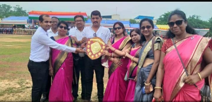सेजेस कसेरपारा का शानदार प्रदर्शन, कर्मा नृत्य कर बनाया तीसरा स्थान, विद्यालय में शान से लहराया तिरंगा 1 IMG 20230815 175208 kshititech