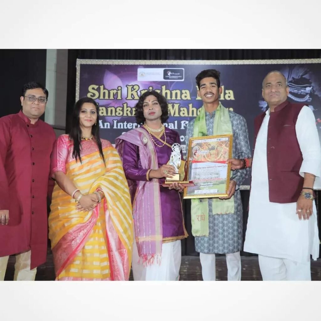 बांसुरी वादक सौरभ ने किया सक्ती जिले सहित छत्तीसगढ़ का नाम रोशन, नई दिल्ली में इंटरनेशनल कृष्ण कला रत्न सम्मान से हुए सम्मानित 2 FB IMG 1701531837478 kshititech