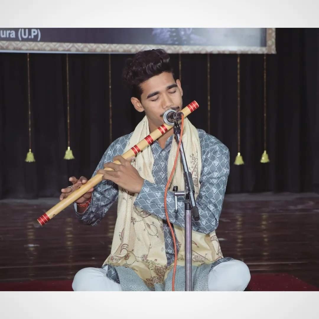 बांसुरी वादक सौरभ ने किया सक्ती जिले सहित छत्तीसगढ़ का नाम रोशन, नई दिल्ली में इंटरनेशनल कृष्ण कला रत्न सम्मान से हुए सम्मानित 1 FB IMG 1701531839559 kshititech