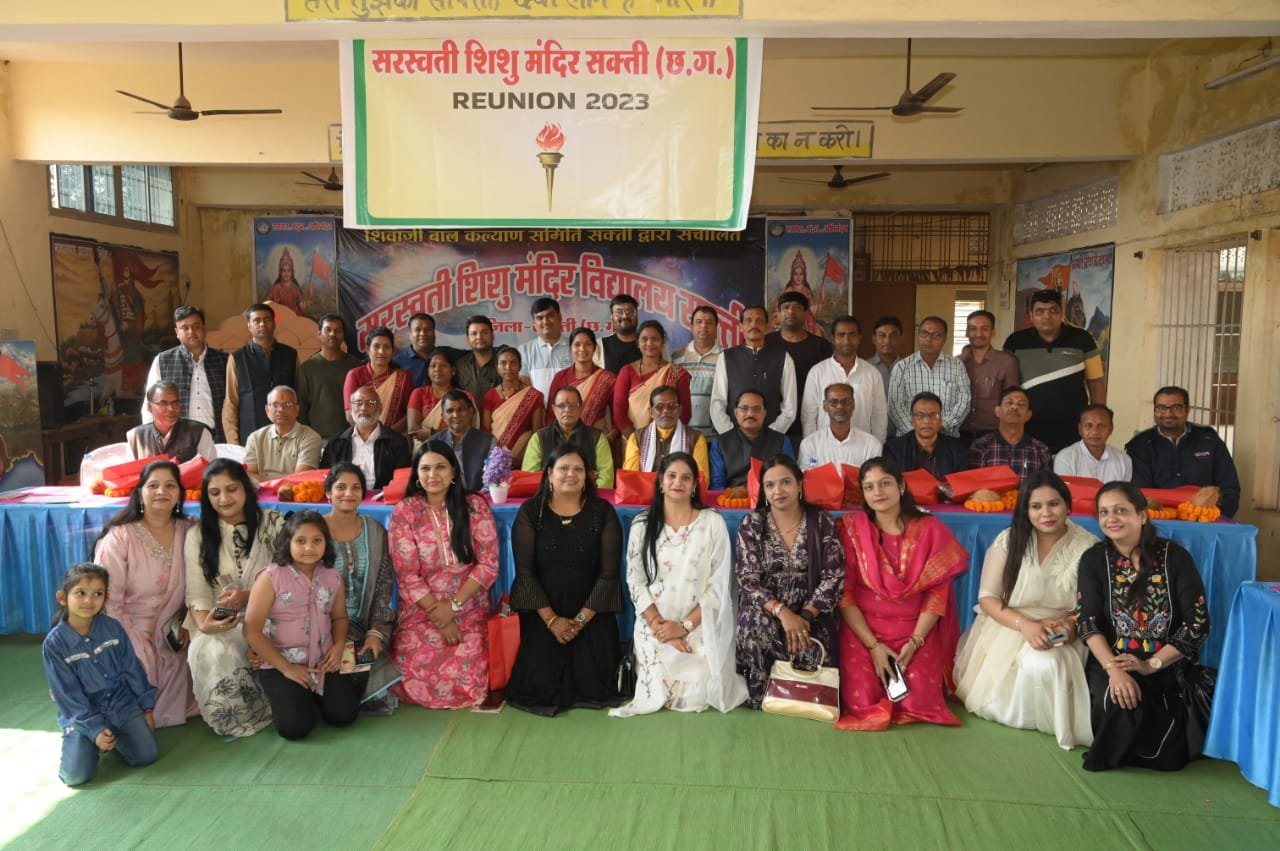 22 साल पहले सरस्वती शिशु मंदिर में पढ़ने वाले पूर्व छात्रों ने किया दीदी और आचार्यों का स्वागत सम्मान, विद्यार्थियों ने कहा- मिले संस्कार आज भी जीवन में निहित है 1 IMG 20231226 WA0003 kshititech