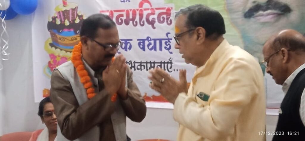 भाजपा जिलाध्यक्ष कृष्णकांत चंद्रा के अवतरण दिवस पर कार्यकर्ताओं का उमड़ा प्यार, जिला कार्यालय में केक काटकर मनाई खुशियां 4 img 20231217 wa00992272876047414311861 kshititech